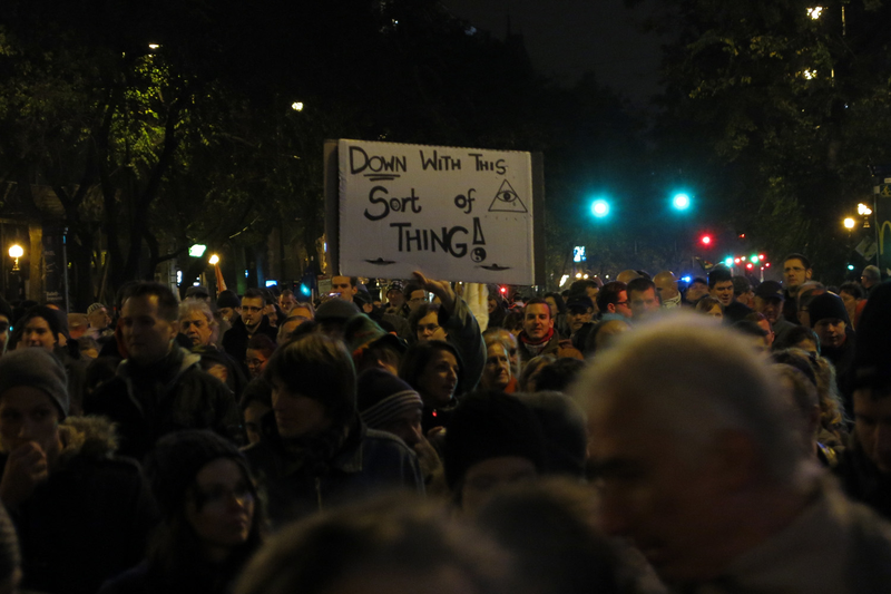 Illustration for article titled Miles de personas protestan en Budapest contra el impuesto de Internet
